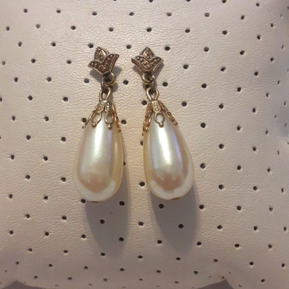 Gold tone and pearl earrings